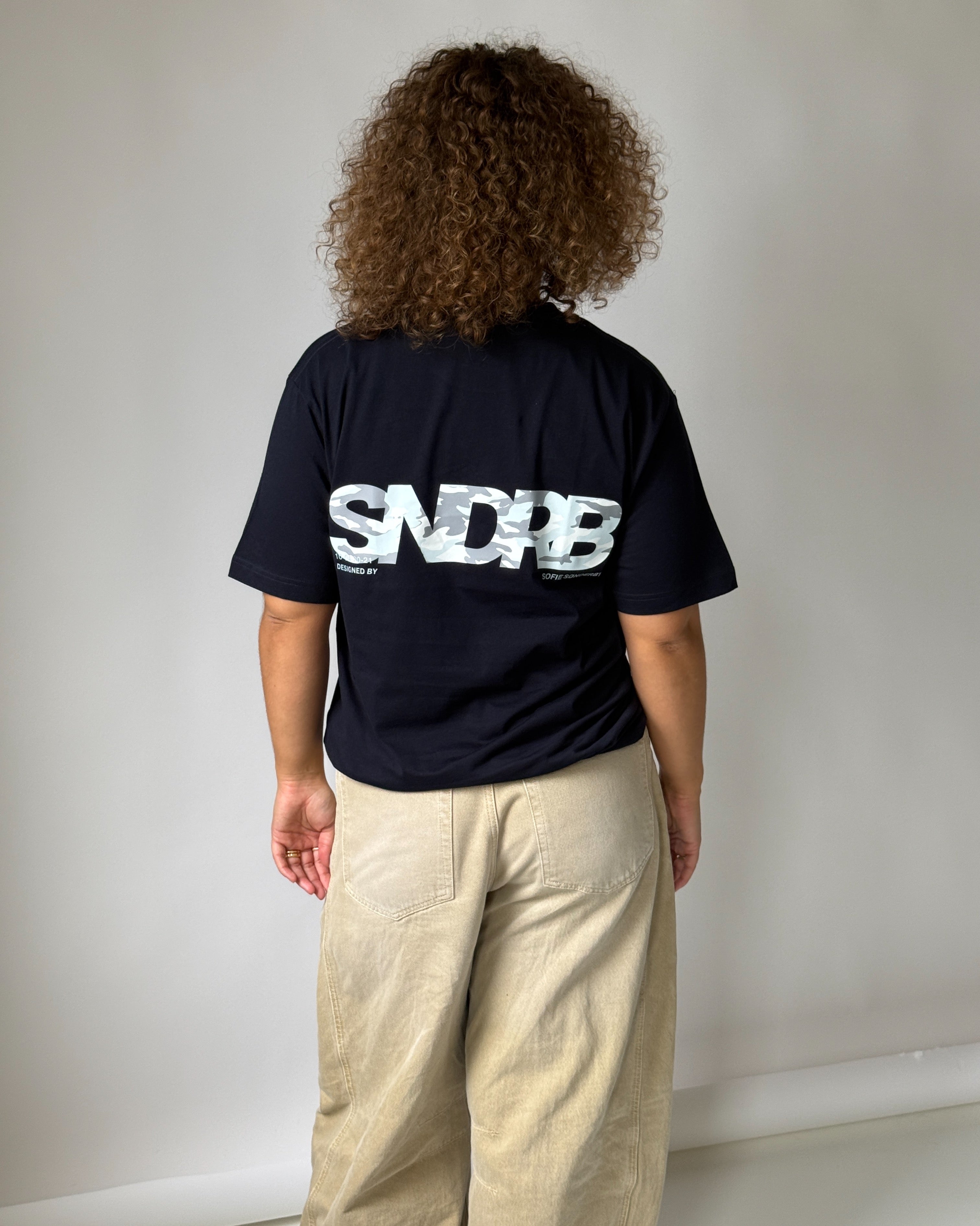 Modelbillede af SNDRB t-shirt i navy/grå camouflage. Fra BySofieSønderby