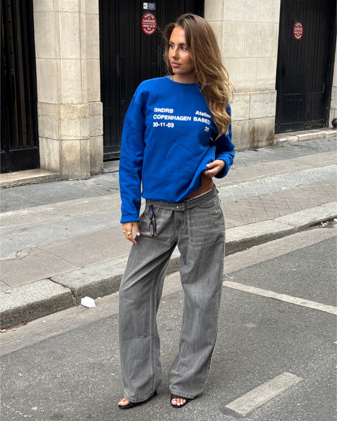 Modelbillede af SNDRB Atelier sweatshirt i kongeblå-hvid. Fra BySofieSønderby