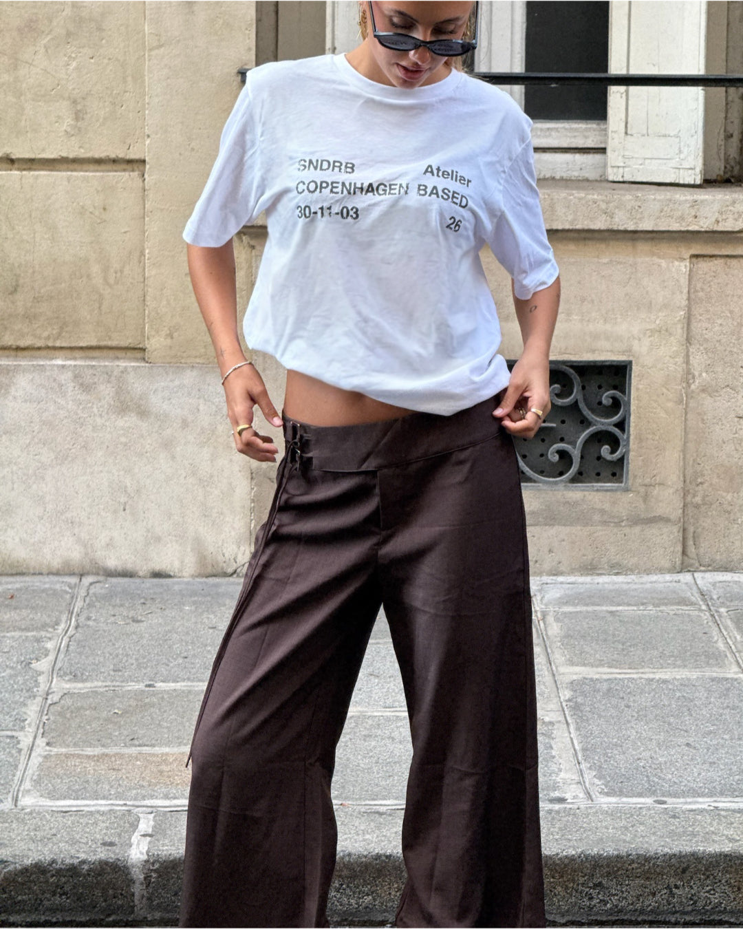 Modelbillede af SNDRB Atelier t-shirt i hvid-stone. Fra BySofieSønderby