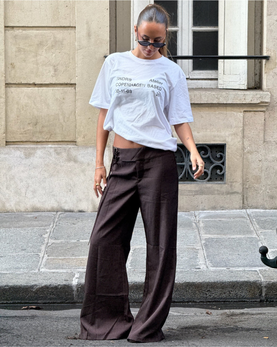 Modelbillede af SNDRB Atelier t-shirt i hvid-stone. Fra BySofieSønderby