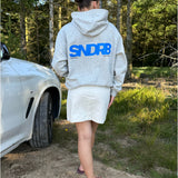 Modelfoto af pige, som bærer SNDRB hoodie, grå og KENDAL nederdel, creme - alt fra BySofieSønderby