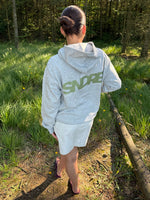 Modelfoto af pige, som bærer SNDRB hoodie, grå og KENDAL nederdel, creme - alt fra BySofieSønderby