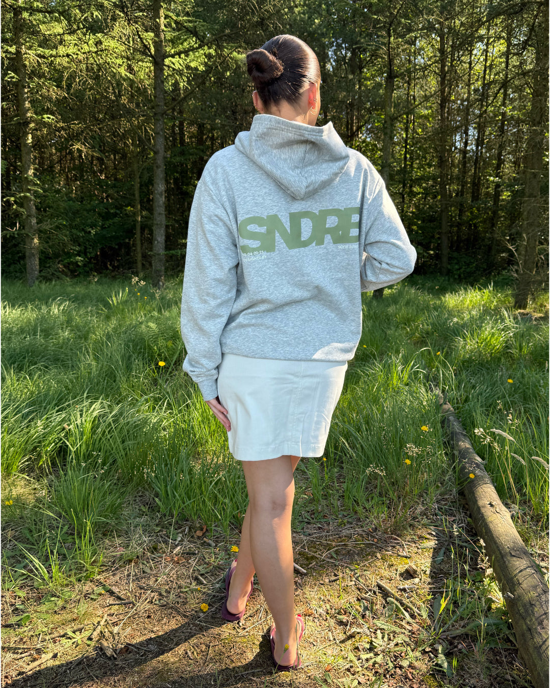 Modelfoto af pige, som bærer SNDRB hoodie, grå og KENDAL nederdel, creme - alt fra BySofieSønderby