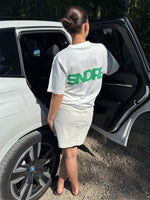 Modelfoto af pige, som bærer SNDRB t-shirt, hvid og hvid nederdel - alt fra BySofieSønderby