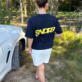 Modelfoto af pige, som bærer SNDRB t-shirt, navy og hvid nederdel - alt fra BySofieSønderby