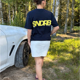 Modelfoto af pige, som bærer SNDRB t-shirt, navy og hvid nederdel - alt fra BySofieSønderby