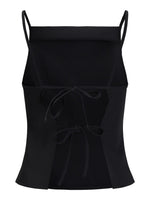 Sort crop top med tynde stropper og to bindebånd foran, placeret mod en hvid baggrund.