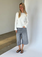 Modelbillede af hvid SOPHIA langærmet bluse. Fra BySofieSønderby