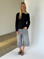 Modelbillede af sort SOPHIA langærmet bluse. Fra BySofieSønderby