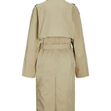 Beige trenchcoat set bagfra med bælte omkring taljen; ingen tekst eller mærke synligt. Stoffet ser ud til at være vandafvisende, typisk for klassiske regnfrakker, på hvid baggrund.