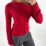 Modelbillede af rød SPINA t-shirt cardigan. Set forfra. Fra BySofieSønderby