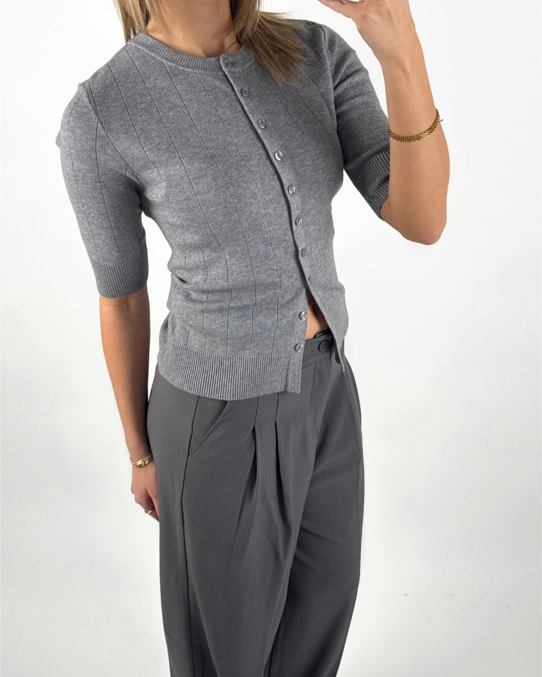Modelbillede af grå SPINA t-shirt cardigan. Set forfra. Fra BySofieSønderby