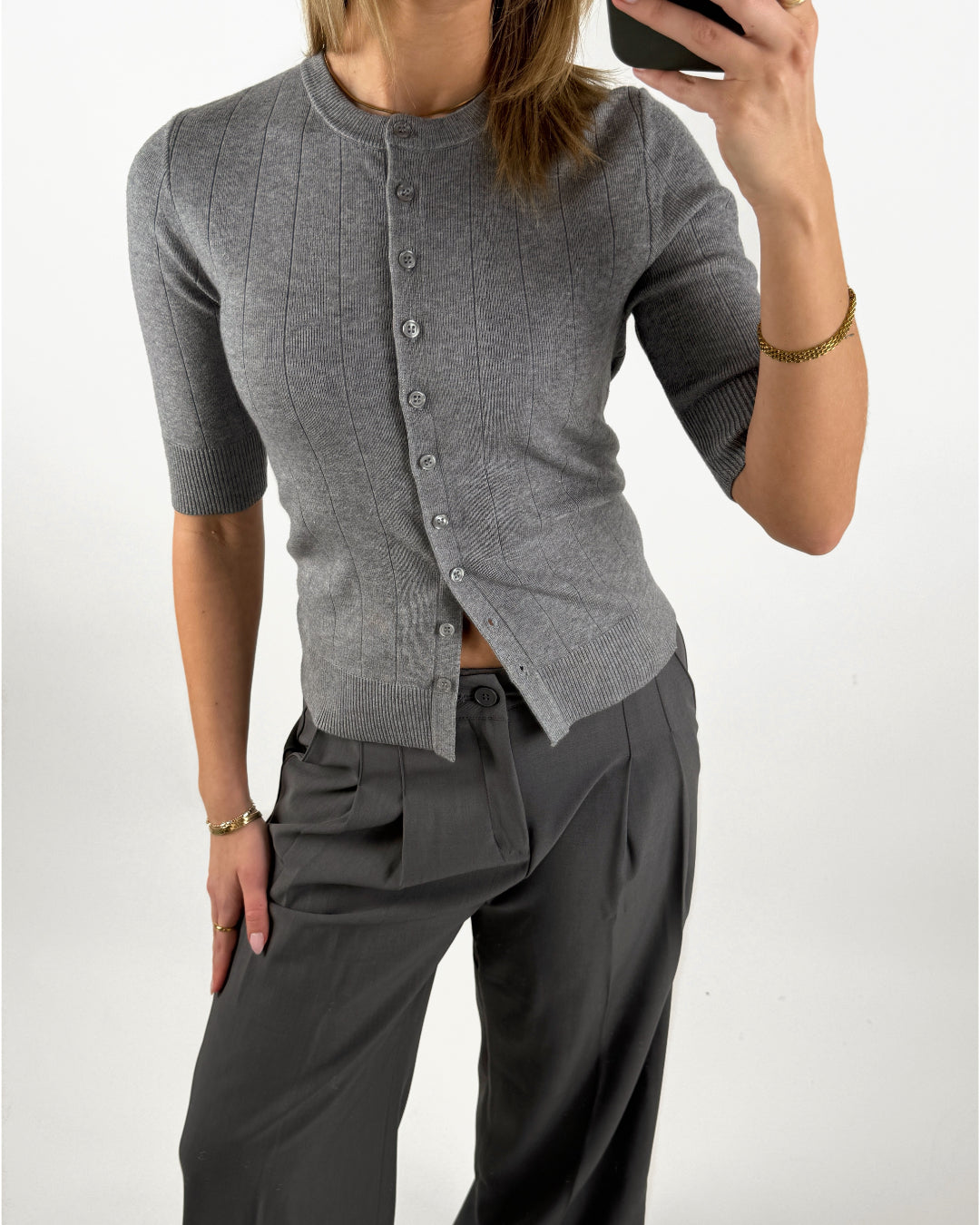 Modelbillede af grå SPINA t-shirt cardigan. Set forfra. Fra BySofieSønderby