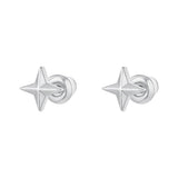 To stjerneformede ørestikker udført i skinnende sølv står ud mod en ensfarvet, hvid baggrund, hvilket fremhæver deres elegante og polerede design.