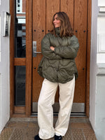 Modelfoto af pige i armyfarvet Stella jakke og beigefarvede Arianna jeans. Alt er fra BySofieSønderby