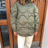 Modelfoto af pige i armyfarvet Stella jakke og beigefarvede Arianna jeans. Alt er fra BySofieSønderby