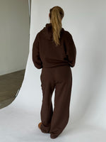Modelbillede af STUDIO bukser i brun. Fra BySofieSønderby