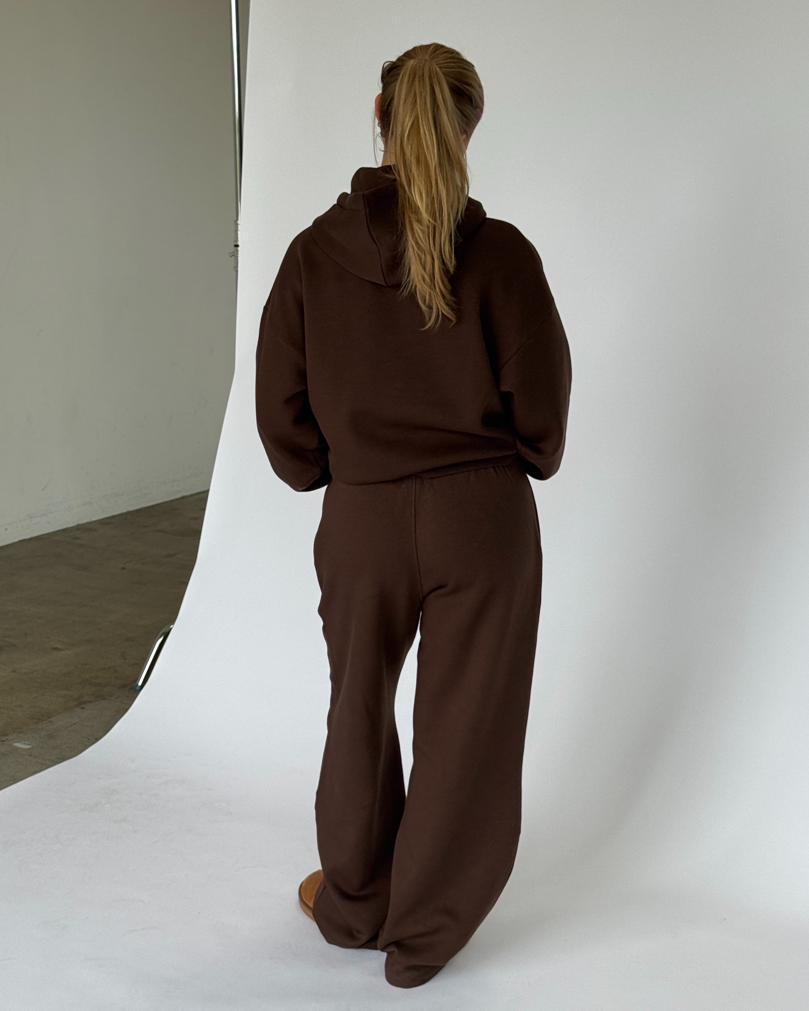 Modelbillede af STUDIO bukser i brun. Fra BySofieSønderby