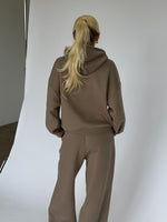 Modelbillede af STUDIO hoodie beige. Fra BySofieSønderby