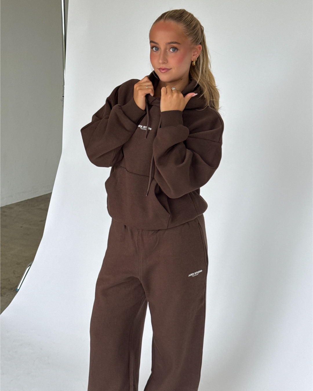 Modelbillede af STUDIO hoodie i brun. Fra BySofieSønderby
