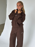 Modelbillede af STUDIO hoodie i brun. Fra BySofieSønderby