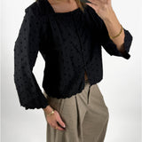 Modelbillede af sort SUNELA bluse. Set forfra. Fra BySofieSønderby