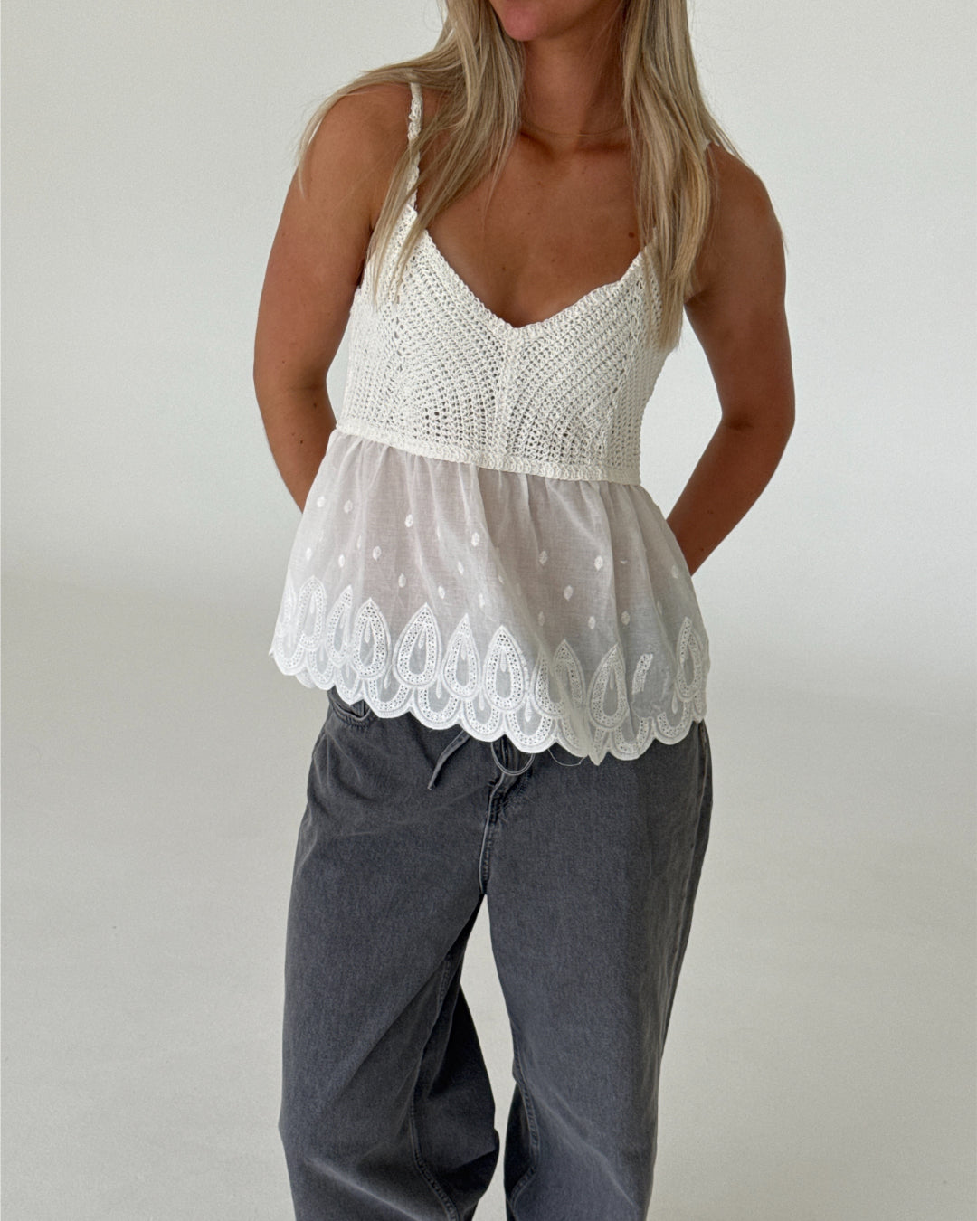 Modelbillede af THALIA strop top, hvid og EDA wide leg jeans, grå. Begge fra BySofieSønderby