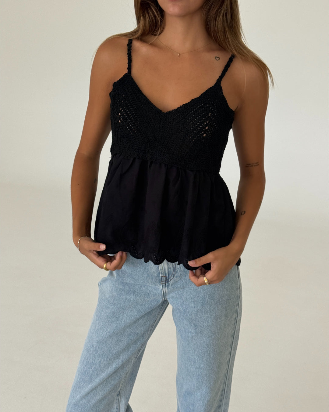 Modelbillede af THALIA strop top, sort og FRANCE jeans, denim. Begge fra BySofieSønderby