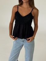 Modelbillede af THALIA strop top, sort og FRANCE jeans, denim. Begge fra BySofieSønderby