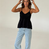 Modelbillede af THALIA strop top, sort og FRANCE jeans, denim. Begge fra BySofieSønderby