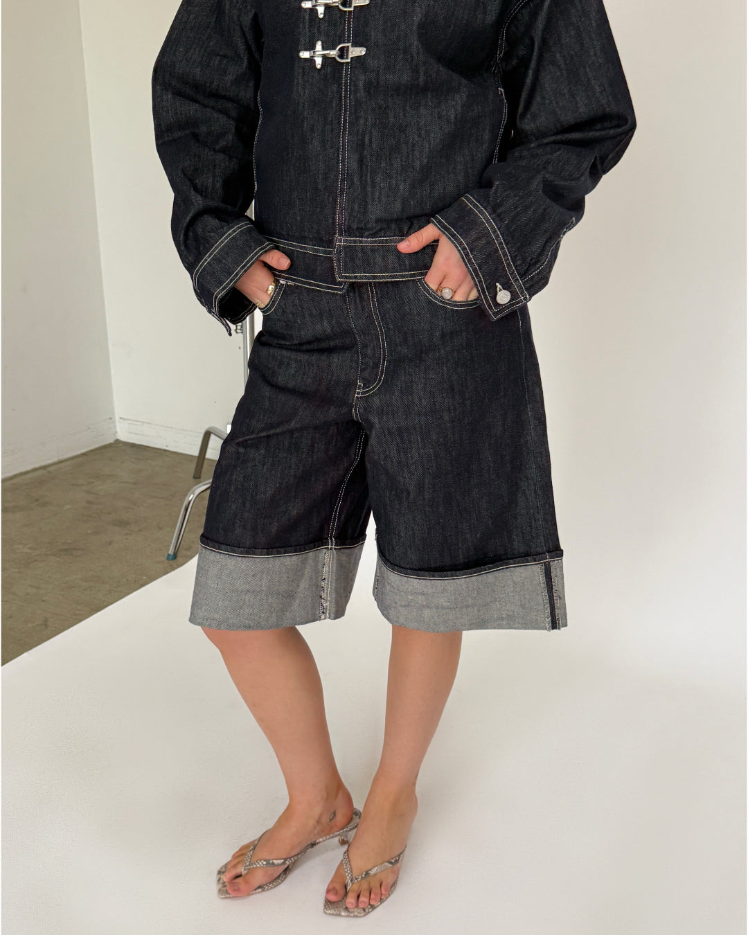 Modelbillede af mørkeblå TOKYO fold-up jorts. Set forfra. Fra BySofieSønderby