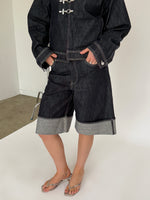 Modelbillede af mørkeblå TOKYO fold-up jorts. Set forfra. Fra BySofieSønderby