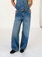 Modelfoto af pige i blå TOKYO jeans, samt matchende FAIZA vest. Alt er fra BySofieSønderby.