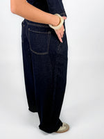 Modelfoto af pige i mørkeblå TOKYO jeans, samt mørkeblå INDIE vest i samme farve. Alt er fra BySofieSønderby.
