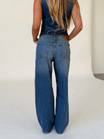 Modelfoto af pige i blå TOKYO jeans, samt matchende FAIZA vest. Alt er fra BySofieSønderby.