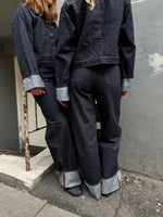 Modelfoto af to piger i mørkeblå Tokyo jeans og mørkeblå Vega jakker. Fra BySofieSønderby