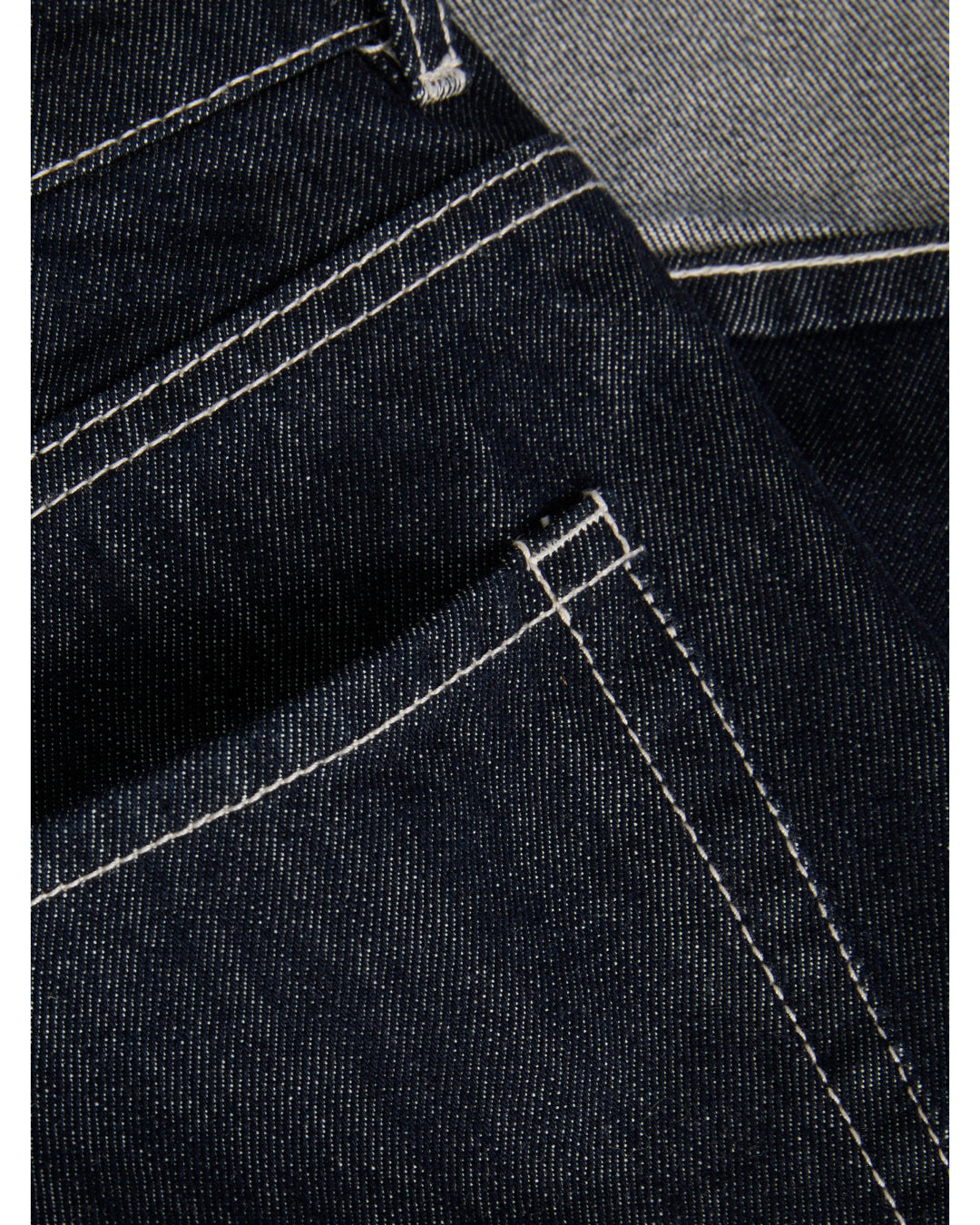 Detaljetbillede af mørkeblå TOKYO denim jorts med fold. Fra BySofieSønderby