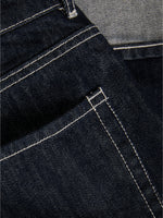 Detaljetbillede af mørkeblå TOKYO denim jorts med fold. Fra BySofieSønderby