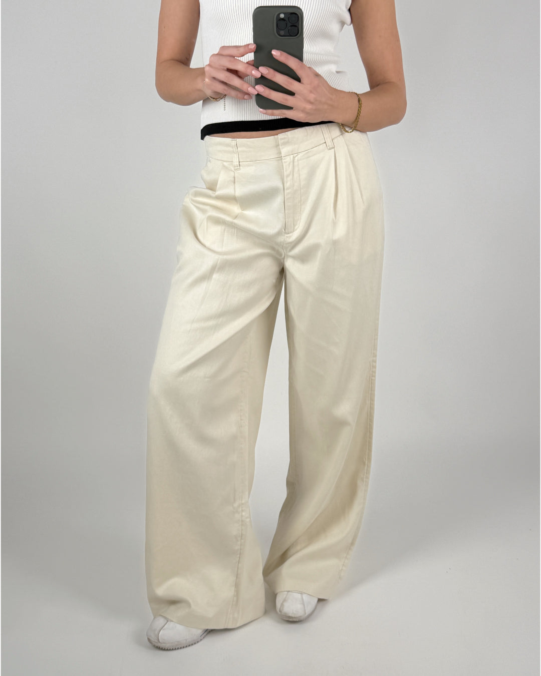 Modelbillede af beige farvet TUBA bukser. Set forfra. Fra BySofieSønderby