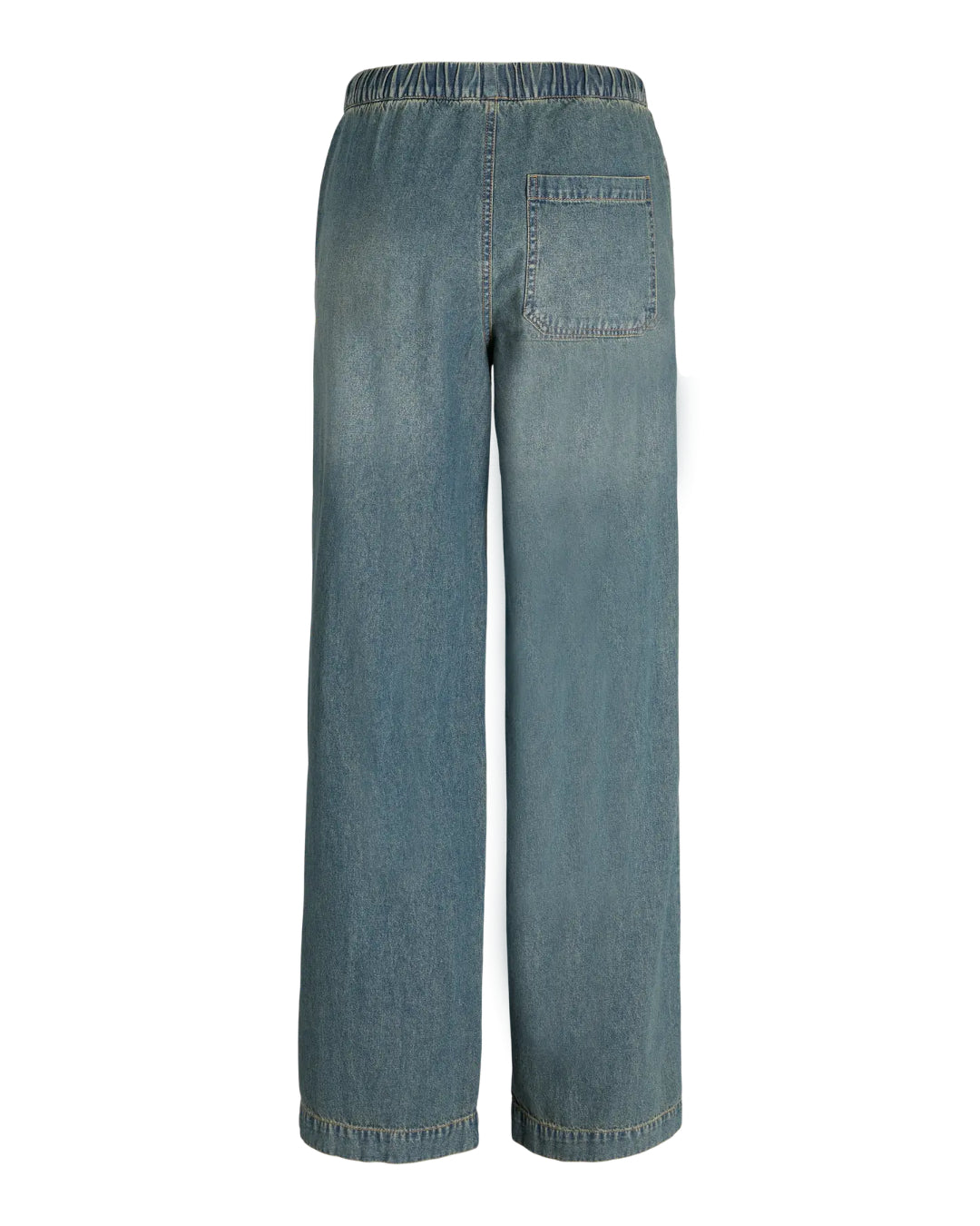 Et par løse blå jeans med elastisk talje, set bagfra. Bukserne har en enkelt baglomme og står mod en ensfarvet, hvid baggrund. Ingen tekst er til stede.