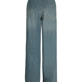 Et par løse blå jeans med elastisk talje, set bagfra. Bukserne har en enkelt baglomme og står mod en ensfarvet, hvid baggrund. Ingen tekst er til stede.