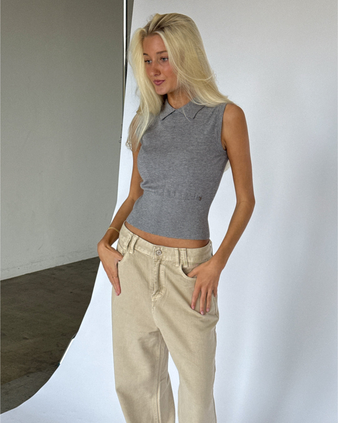 Modelbillede af VALERIA strik top i grå. Fra BySofieSønderby