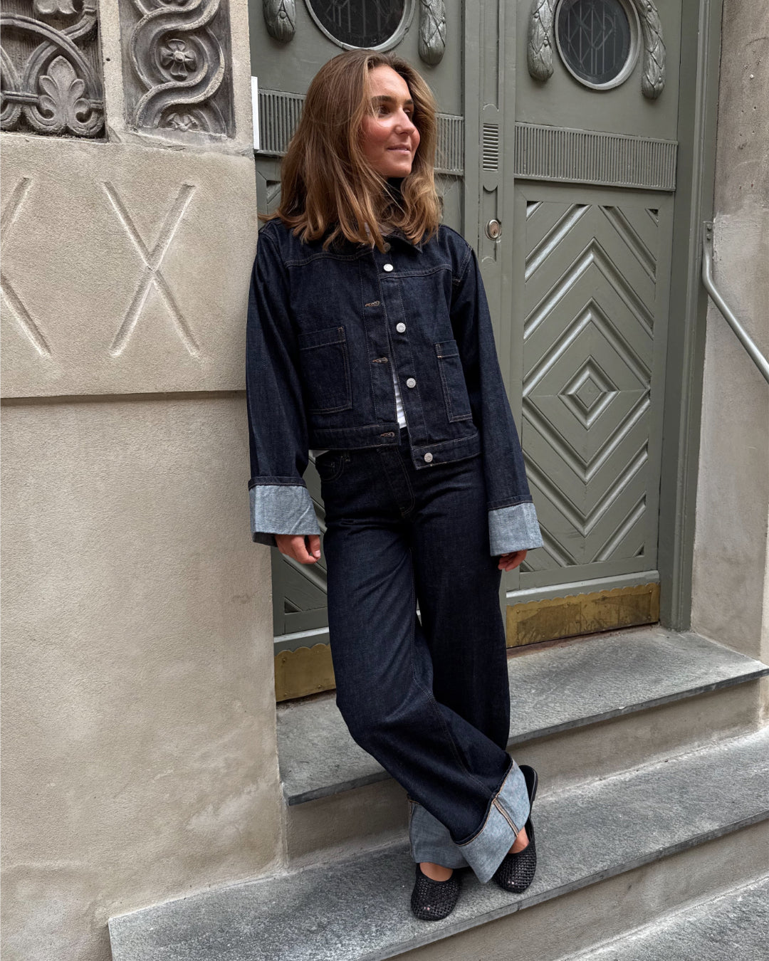 Modelfoto af piger i mørkeblå Tokyo jeans og mørkeblå Vega jakke. Fra BySofieSønderby