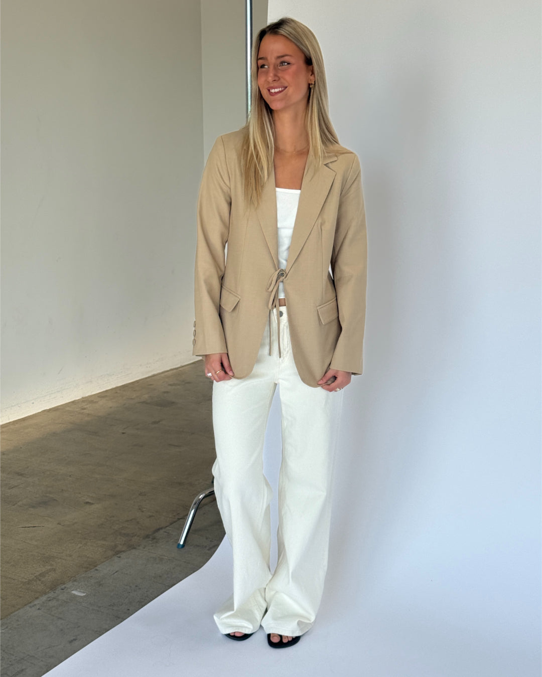 Modelbillede af VERA blazer, beige og ROME flared denim jeans, creme. Fra BySofieSønderby