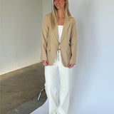 Modelbillede af VERA blazer, beige og ROME flared denim jeans, creme. Fra BySofieSønderby