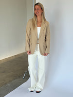 Modelbillede af VERA blazer, beige og ROME flared denim jeans, creme. Fra BySofieSønderby