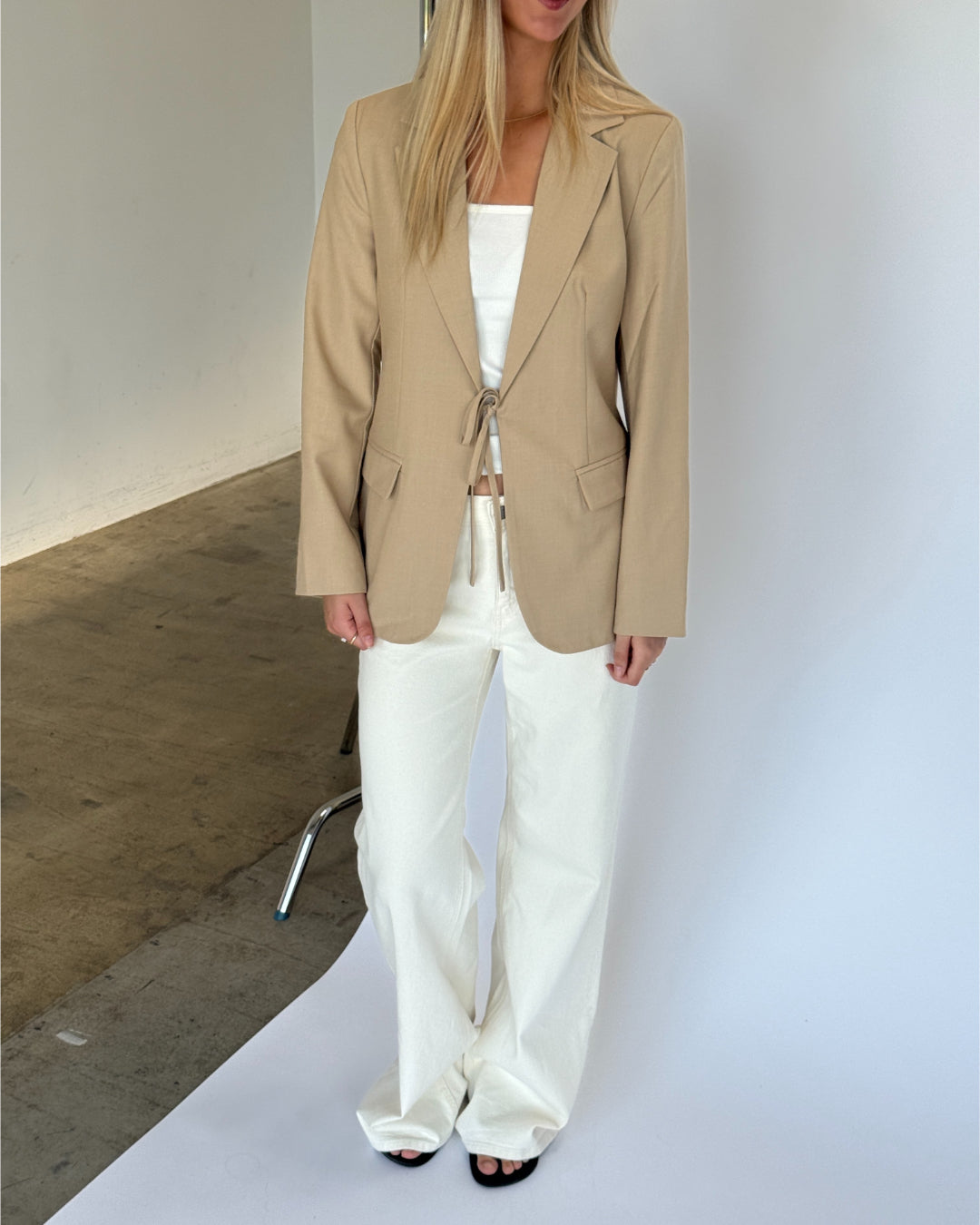 Modelbillede af VERA blazer, beige og ROME flared denim jeans, creme. Fra BySofieSønderby