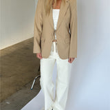 Modelbillede af VERA blazer, beige og ROME flared denim jeans, creme. Fra BySofieSønderby