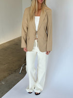 Modelbillede af VERA blazer, beige og ROME flared denim jeans, creme. Fra BySofieSønderby