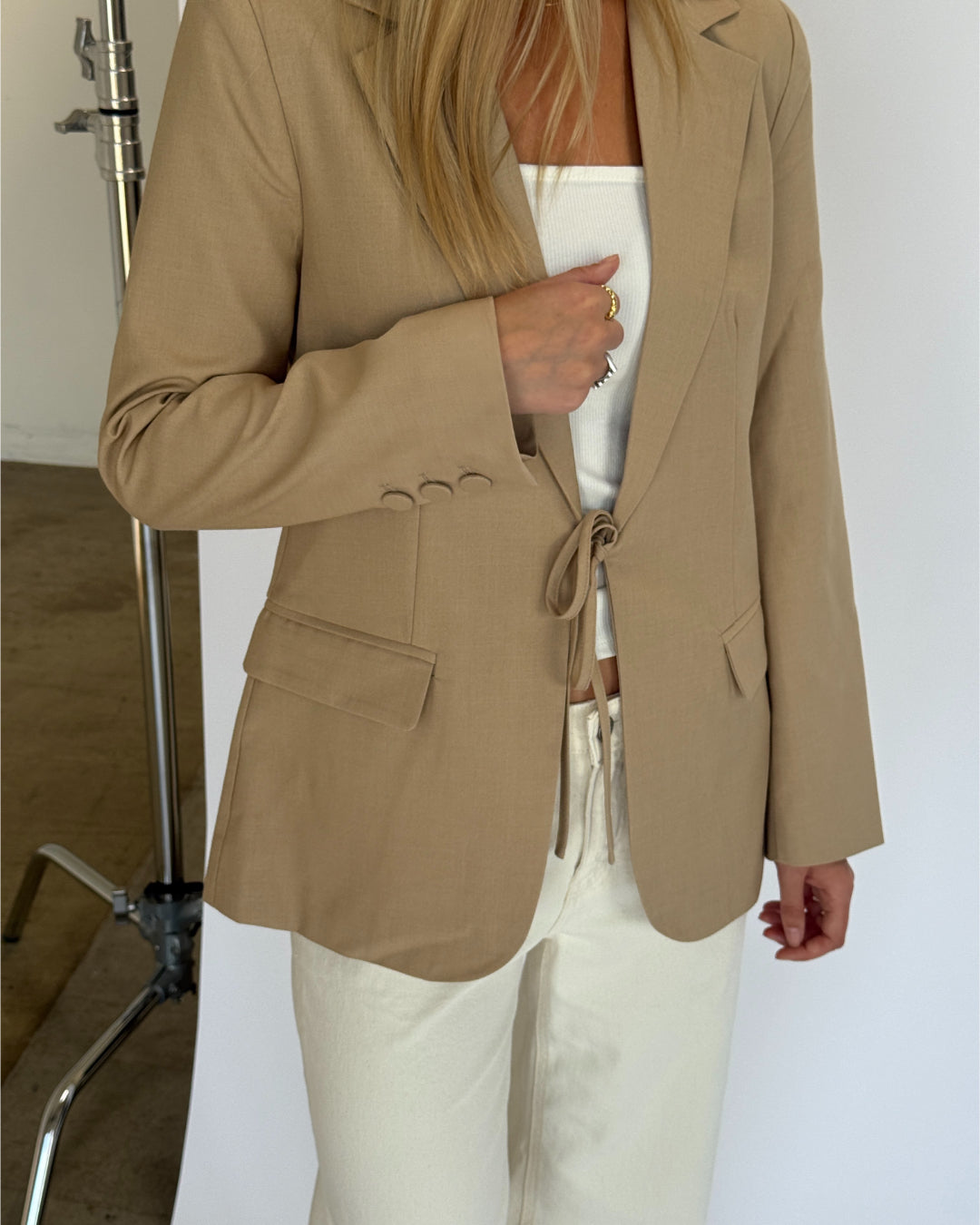 Modelbillede af VERA blazer, beige og ROME flared denim jeans, creme. Fra BySofieSønderby